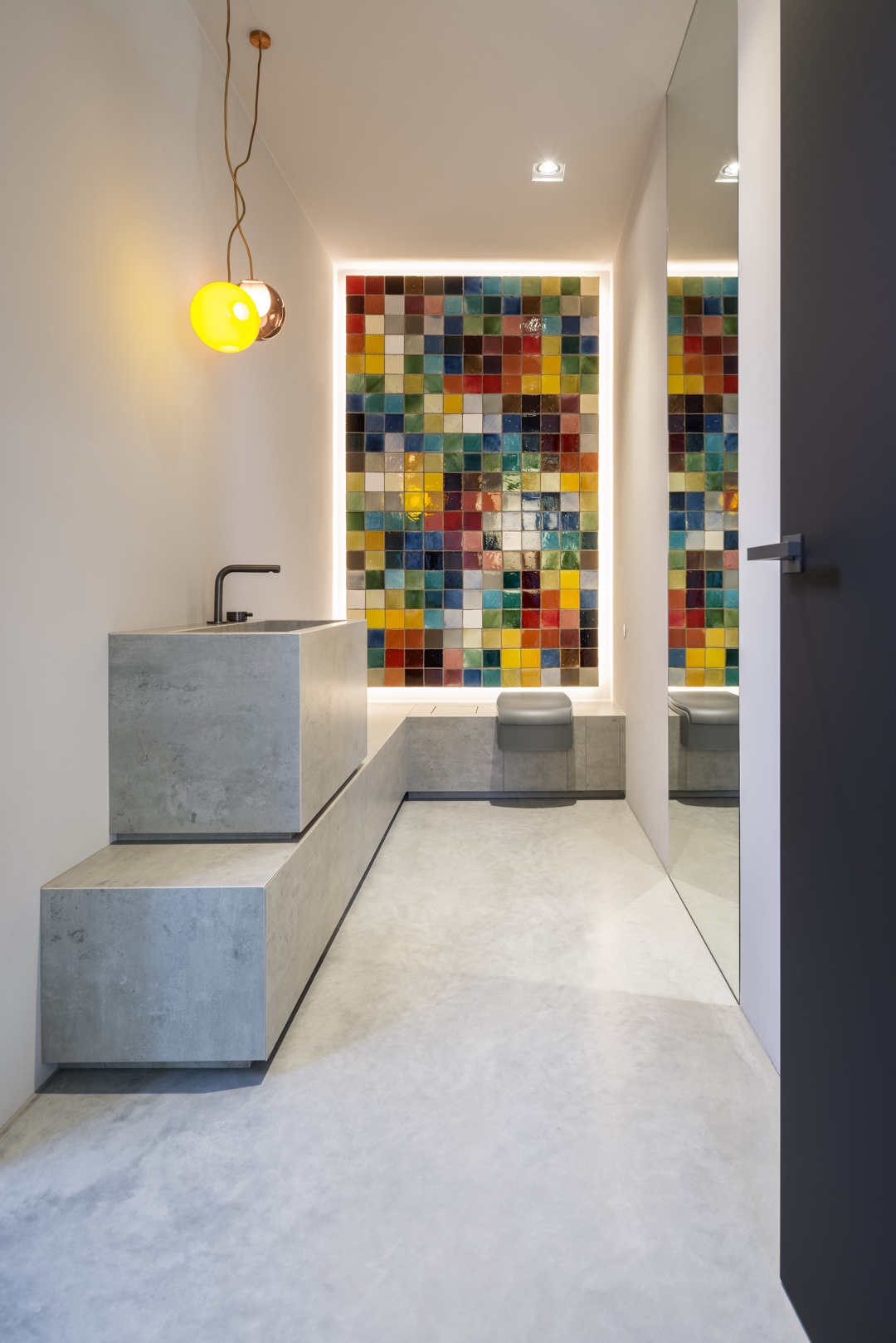 Modernes Badezimmer mit farbiger Fliesenwand von Hengster Haustechnik