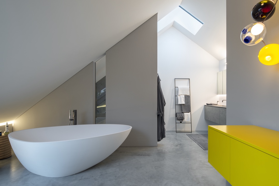 Badezimmer mit freistehender Badewanne unter Dachschräge von Hengster Haustechnik